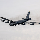 В США упал стратегический бомбардировщик B-52 – самолет способен нести ядерное оружие