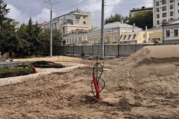В планах благоустройства входной группы в Ленинский сад — обновление всех покрытий, освещения и появление новых малых архитектурных форм. На площадке уже завершили демонтажные подготовительные работы