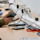 Киберэксперт объяснил, почему дешевый пауэрбанк может загореться в самолете