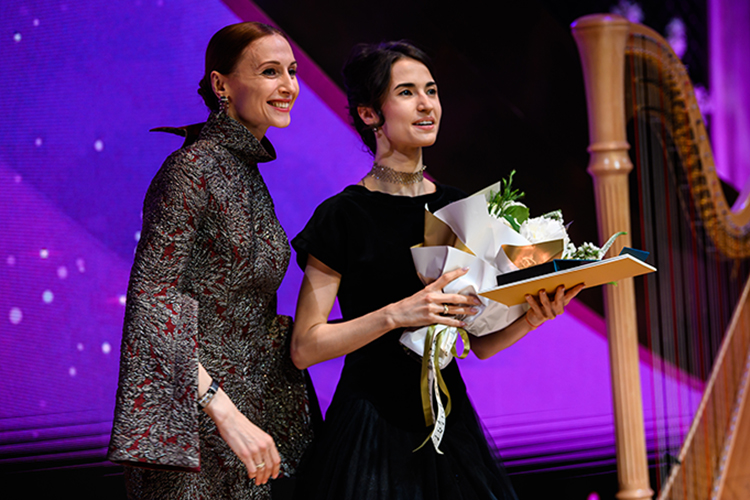 Камилла Исмагилова (справа)