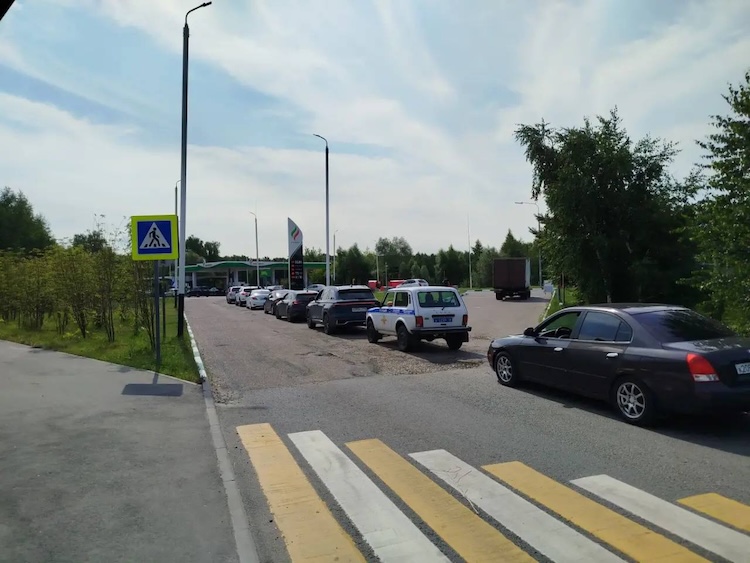 Очередь на АЗС «Татнефти» в поселке Залесном, где мы были примерно неделю назад, заметно увеличилась