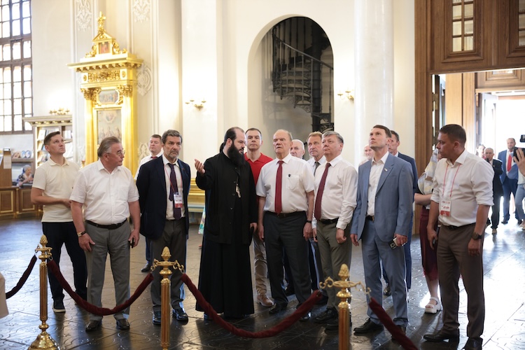 Конечным пунктом стал восстановленный собор Казанской иконы Божьей матери