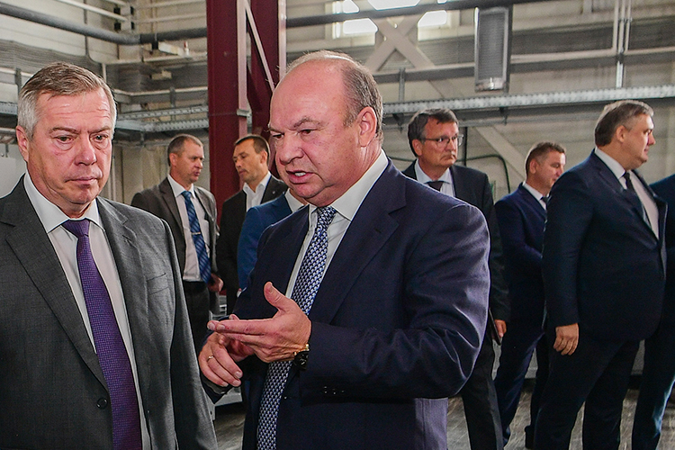Сергей Донгузов (в центре) владеет целой группой компаний, оборот которых насчитывает более 20 млрд рублей