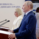 Путин пресек шутку учителя о планировании детей: «Не смешно, это серьезный вопрос»