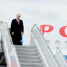 Путин прилетел в Киргизию для участия в саммите ШОС – ему подарили игрушечного барса
