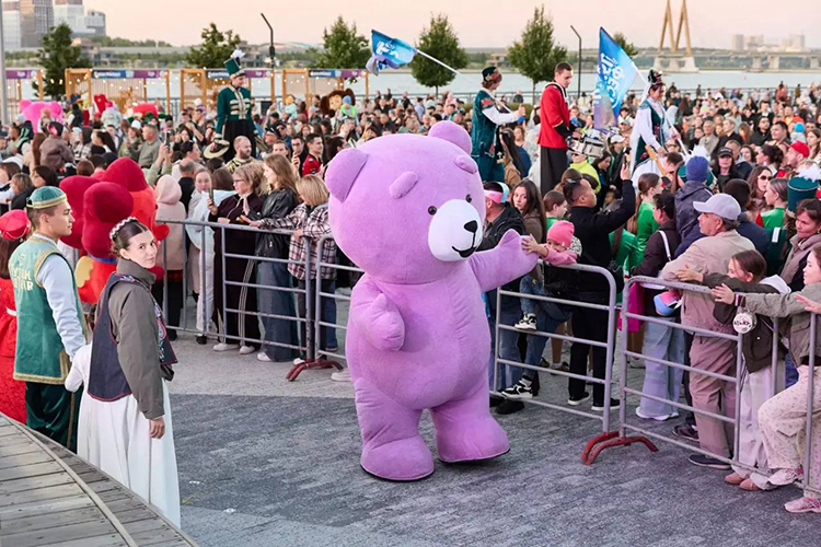 Любимый детьми парк в день фестиваля превратился во вселенную уже полюбившегося многим татарского героя