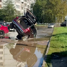 На Адоратского в Казани авто провалилось в яму из-за аварии на водопроводе
