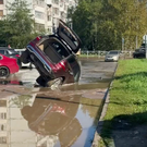 На Адоратского в Казани затопило дорогу из-за аварии на водопроводе – авто провалилось в яму