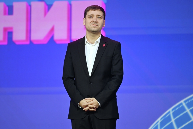 По словам прокурора, в 2022-м было учреждено «Движение первых». В том же году Закиров был назначен заместителем председателя правления, поэтому мог совершать от имени движения юридически значимые сделки