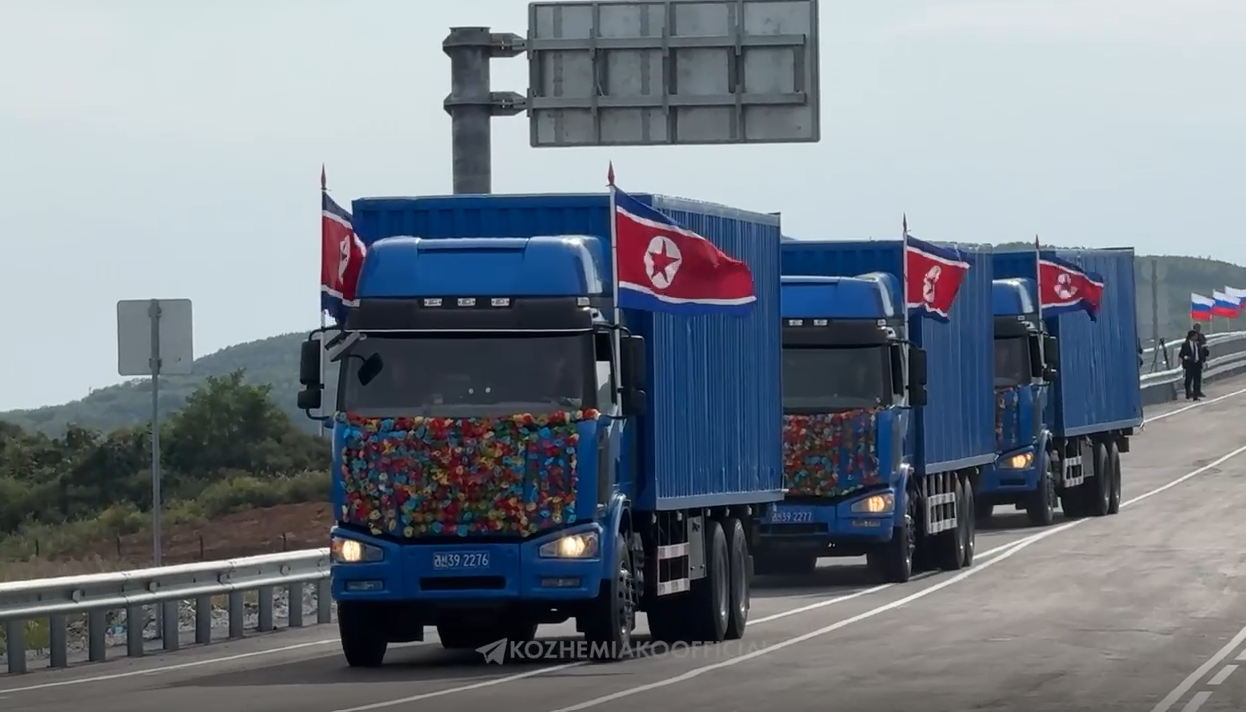Северокорейские грузовики проехали по первому автомобильному мосту между Россией и Северной Кореей