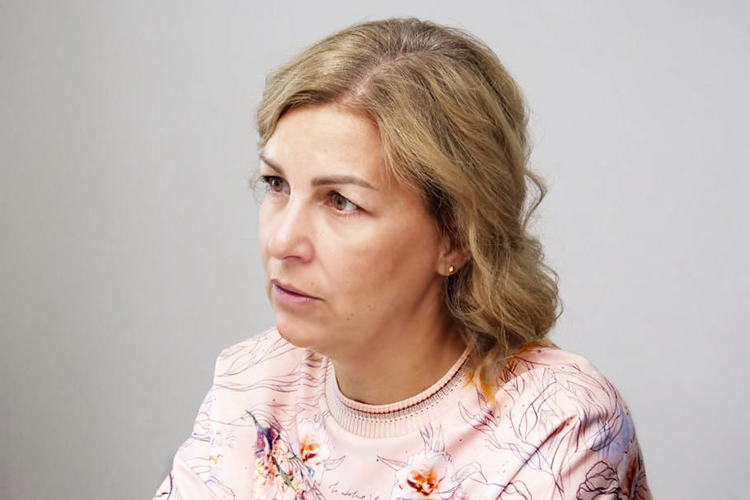 Алина Грозав: «Купленный у подруги бренд зарегистрировать не удалось: выяснилось, что сеть «Отменная пельменная» уже давно существует в Питере. Прежняя владелица работала по-старому. Стали думать над новым названием. Как-то я проснулась утром и говорю: давайте назовем «Мам, что поесть». Дети поддержали»