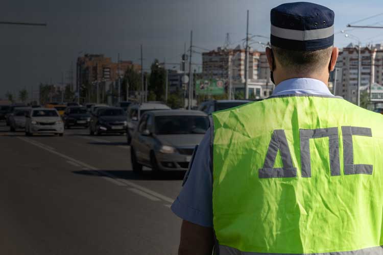 Зажал руку гаишнику в окне