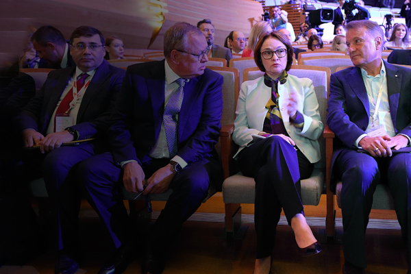 Отменим, но выдадим меньше: Костин и Греф дали фидбэк Минниханову на идею об отмене комиссий