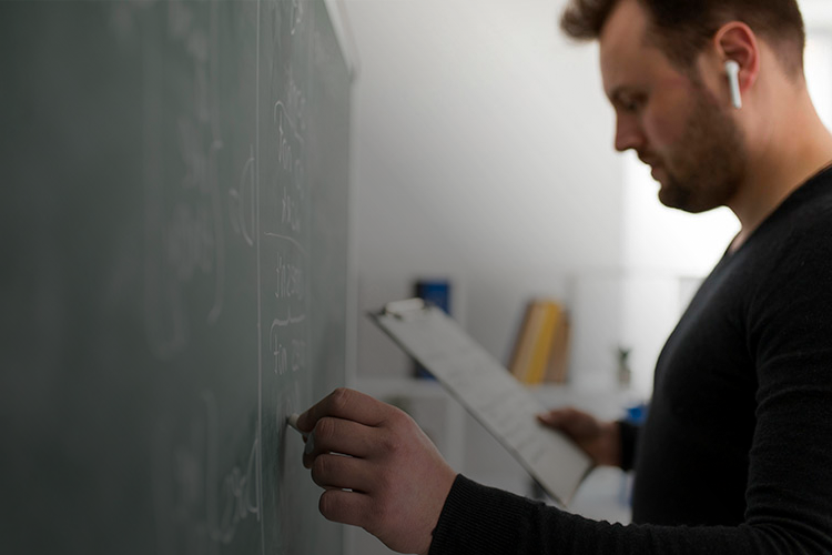 Алексей Лопатин: «Если в школе дефицит кадров-предметников, единственный выход – вторая смена»