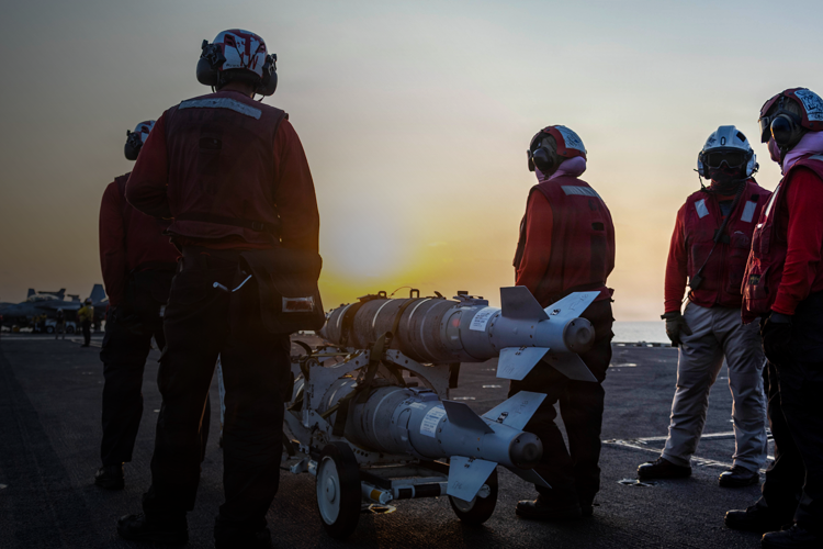 Трамп требует капитуляции Ирана, в Дубае еды всего на 10 дней, турпоток из России рухнул на 30%